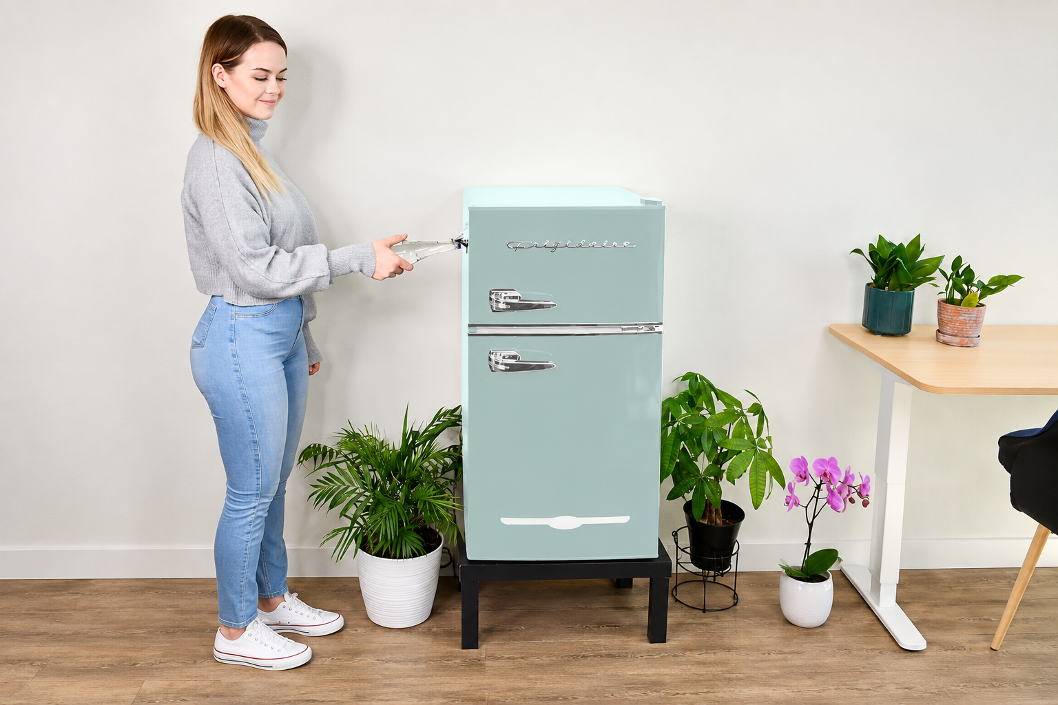 Frigidaire EFR840 Retro Mini Fridge, Mint